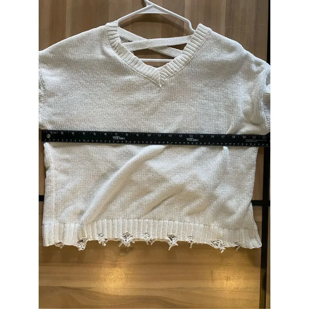 Blush &‎ Bloom Sweater With Distressed Edges - Picture 4 of 5